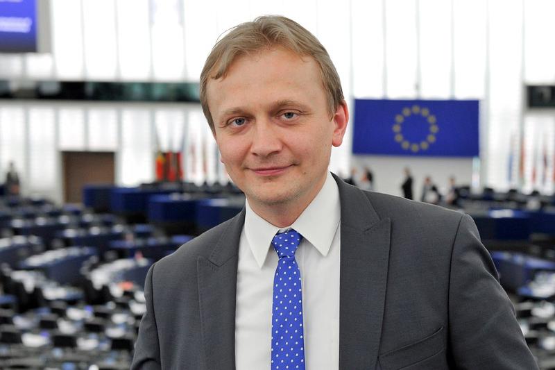 Poznaj Piotra Serafina: wiek, wzrost, życie rodzinne i biografia pełna pasji