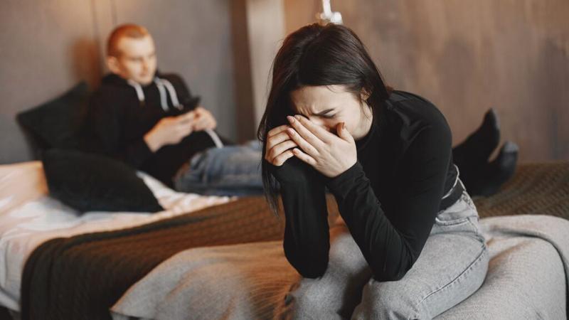 Emocjonalne dystansowanie w związku