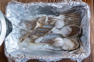 Skuteczne sposoby, jak wyczyścić srebrny łańcuszek – praktyczny poradnik