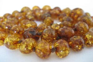 Zdrowotne korzyści noszenia naszyjnika z bursztynu – odkryj ich tajemnice