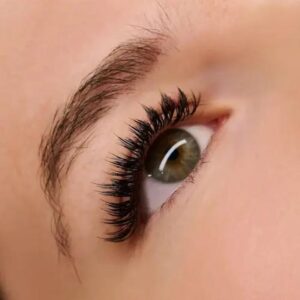 Stylizacja rzęs idealna dla opadającej powieki – jak podkreślić urodę?