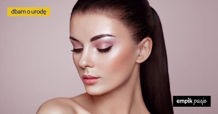 Jak rozświetlić twarz makijażem? Odkryj tajniki makijażu rozświetlającego!